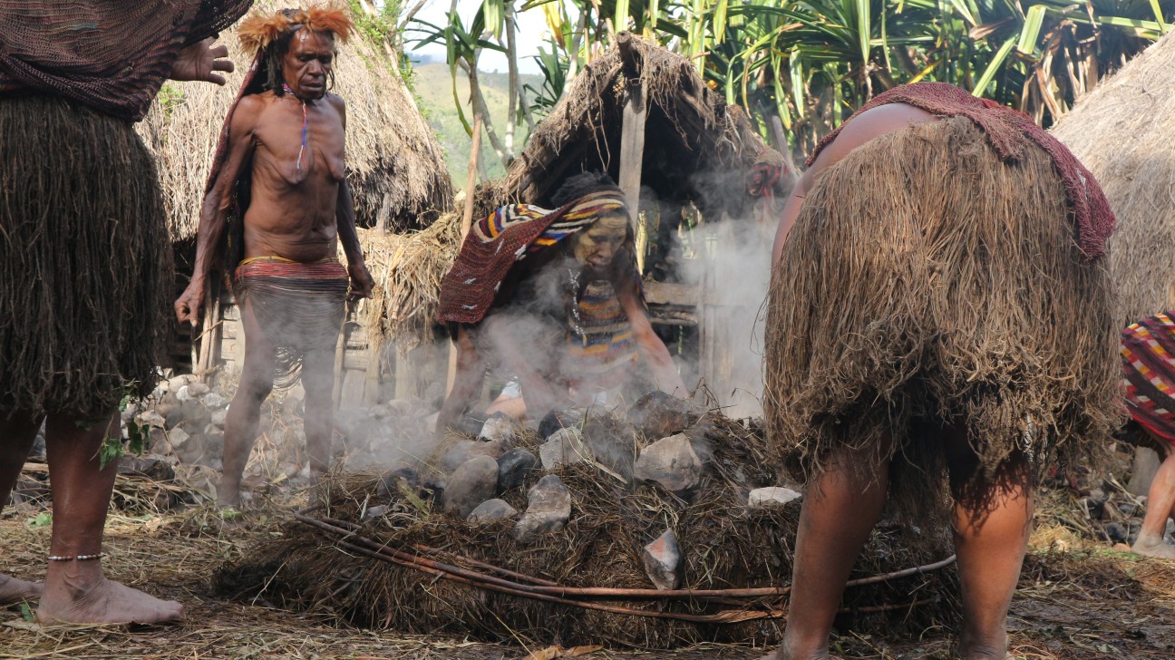 Bakar Batu di Kampung Wisata Suroba