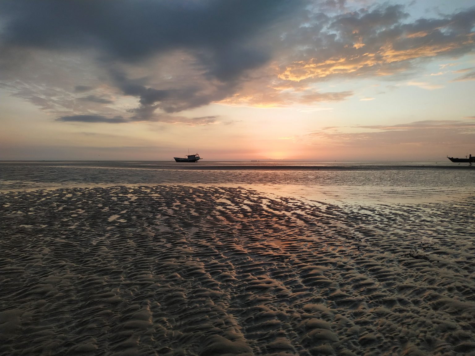 Pantai Lampu Satu, Sinar Senjanya Tak Lekang Oleh Waktu - Destinasi