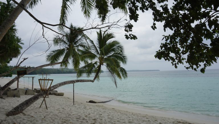 Relaks Menikmati Keindahan Pantai di Pulau Dullah