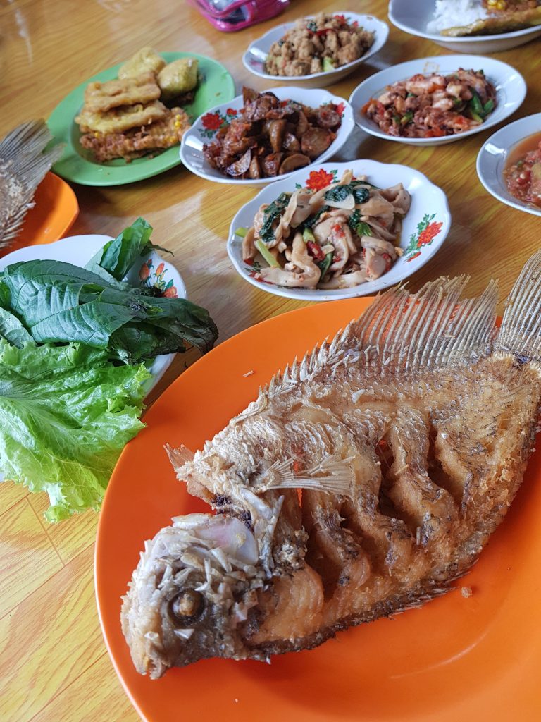 Nikmatnya Menyantap Makanan di Bawah Pohon Durian Warung Pecak Duren Tangerang Selatan