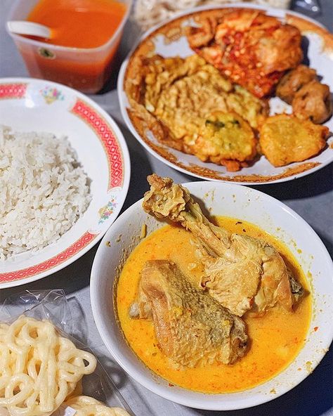 Kari Ayam Pedas Kerobokan – Kuliner Pinggir Jalan, Antri Bergantian!
