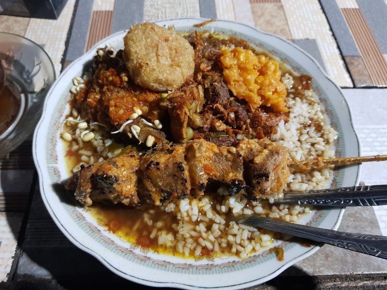 Nasi Rawon Pecel Campur Mbak Ten – Kuliner Tengah Malam Kota Malang
