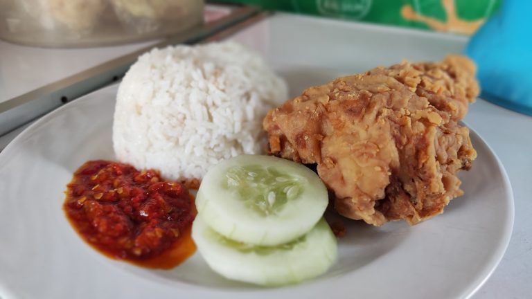 Menikmati Kriuknya Ayam Jawa di Yunus Fried Chicken Yogyakarta