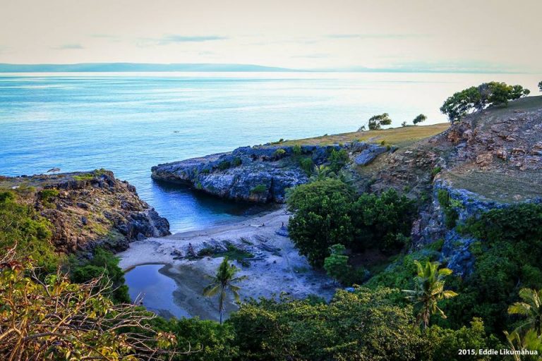 Pantai Kiasar dan Celah Unik Batu Karang di Maluku Barat Daya