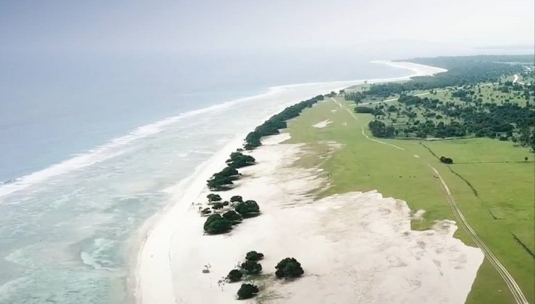Menikmati Keindahan Pulau Moa dari Pantai Nyama