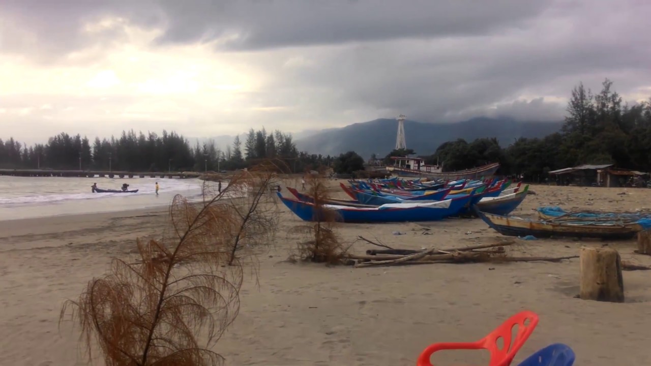 Eksotisnya Hamparan Luas Pantai Ujong Manggeng Destinasi