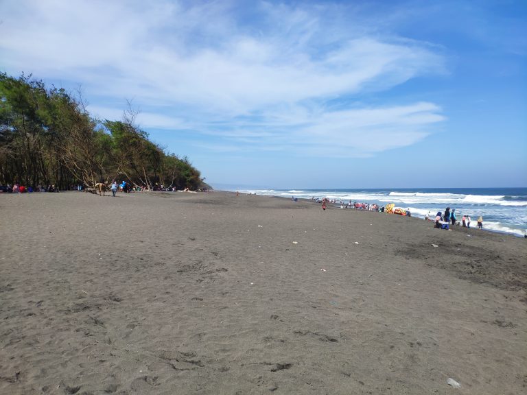 Berkemah Di Pantai Unik – Pantai Goa Cemara