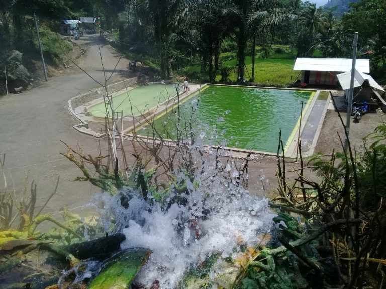 Berendam Air Panas Dan Berkemah Di Curug Citiis