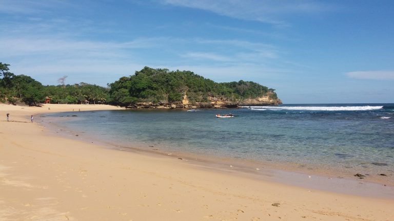 Pantai Pasir Panjang – Pantai Perawan Yang Cocok Untuk Berkemah