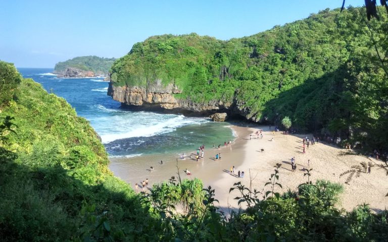 Berkemah Di Pantai Yang Menyimpan Misteri – Pantai Greweng