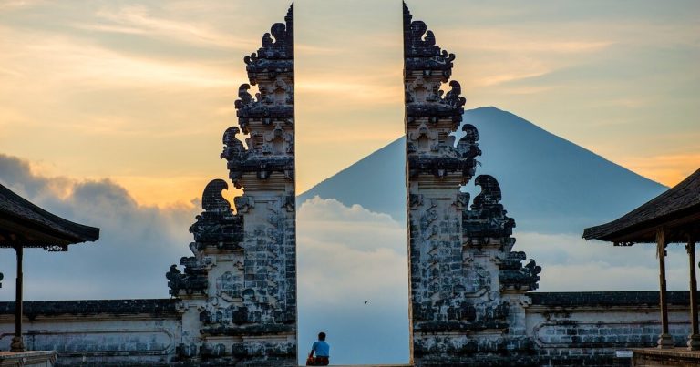 “Gate of Heaven” Spot Foto Instagramable di Pura Penataran Agung Lempuyang