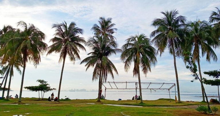 Sensasi Berkemah Di Pantai Perbatasan Antara Indonesia Dan Singapura – Pantai Tanjung Pinggir