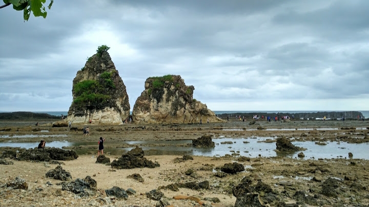 Pantai Tanjung Layar – Terdapat 2 Batu Karang Raksasa Disana!