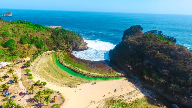 Pantai Batu Bengkung – Pantai Tenang Nan Asri Yang Cocok Untuk Berkemah