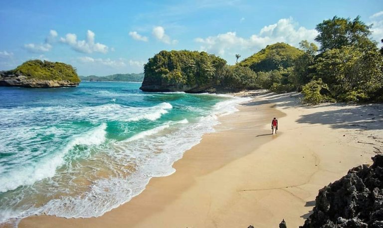 Pantai Watu Leter – Lokasi Wisata Yang Cocok Bagi Kalian Yang Mencari Ketenangan