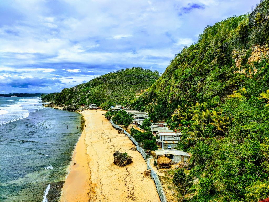 Pantai Pok Tunggal, Keindahan Alam Eksotis Di Balik Perbukitan Karst ...