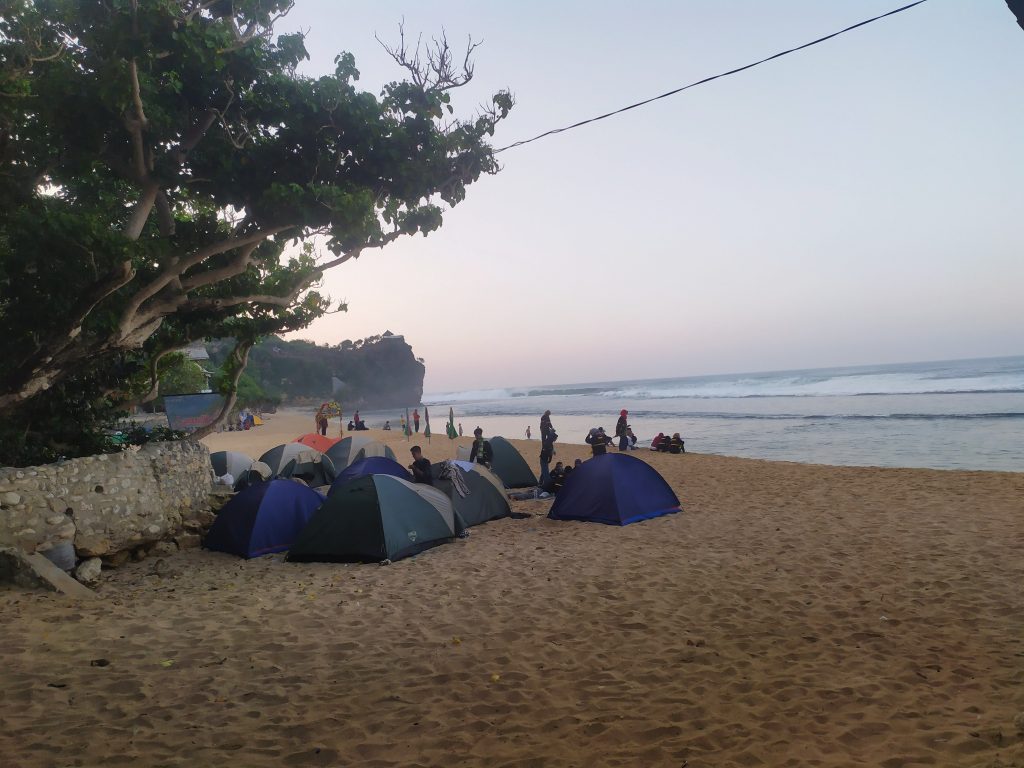 Pantai Pok Tunggal Keindahan Alam Eksotis Di Balik Perbukitan Karst Hiburid 4282