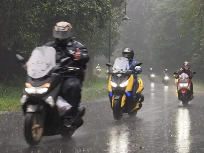 Tips Agar Kalian Dapat Melakukan Touring Dengan Aman Saat Musim Hujan
