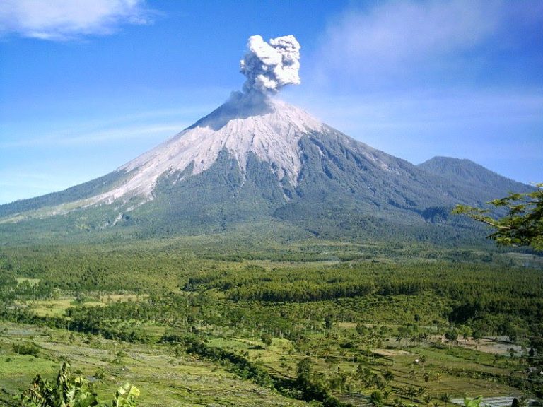 Spot Wisata Populer Yang Ada Di Gunung Semeru