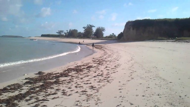 Liburan ke Pantai Cemara, Salah Satu Pantai Cantik di Jambi