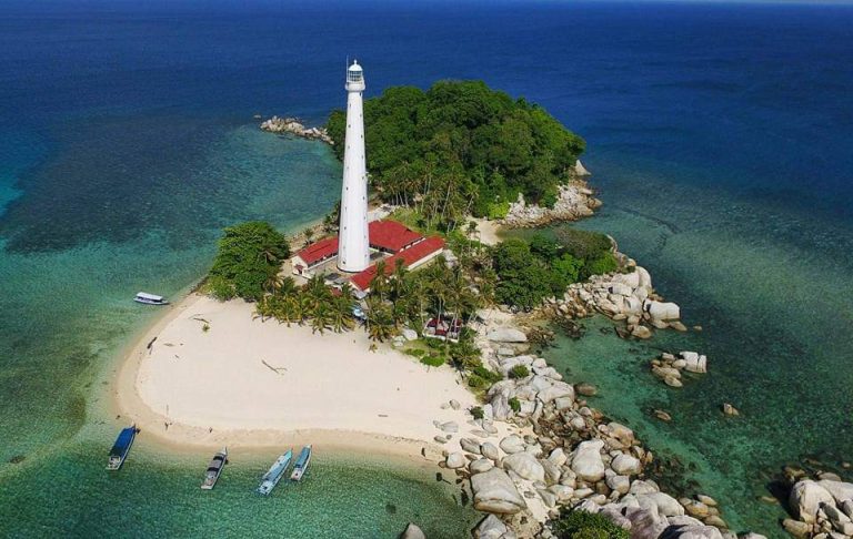 Pesona Pulau Lengkuas Dengan Mercusuarnya Yang Bersejarah