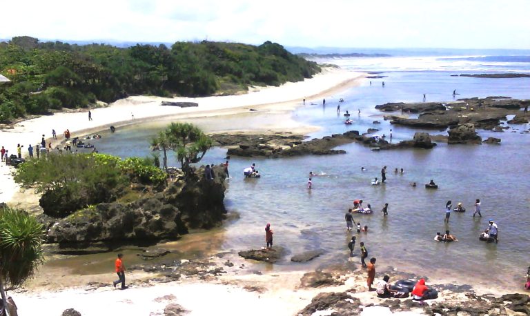 Inilah Potret Keindahan Pantai Taman Manalusu di Garut