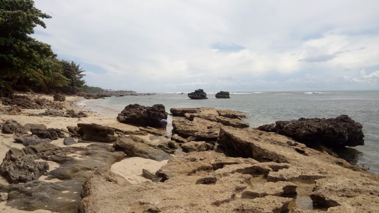 Pantai Minajaya – Pantai Indah Dengan Air Lautnya Yang Hijau