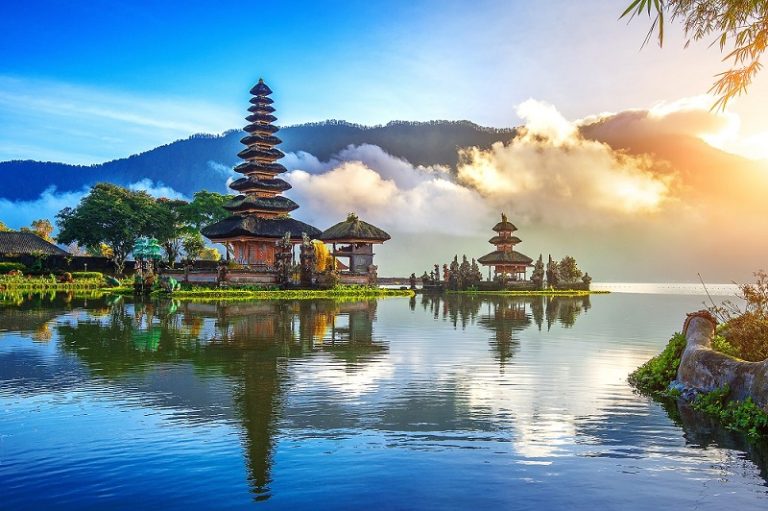 Menikmati Keindahan Danau di Indonesia: 10 Destinasi Terbaik yang Harus Dikunjungi
