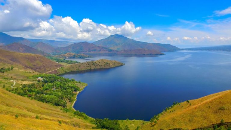 Keajaiban Alam di Negeri Seribu Danau: Menyusuri Keindahan 5 Danau Terluas di Indonesia