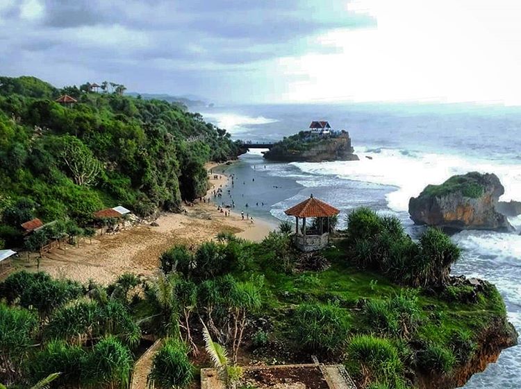 Menikmati Keindahan Goa Karang Di Pantai Kukup