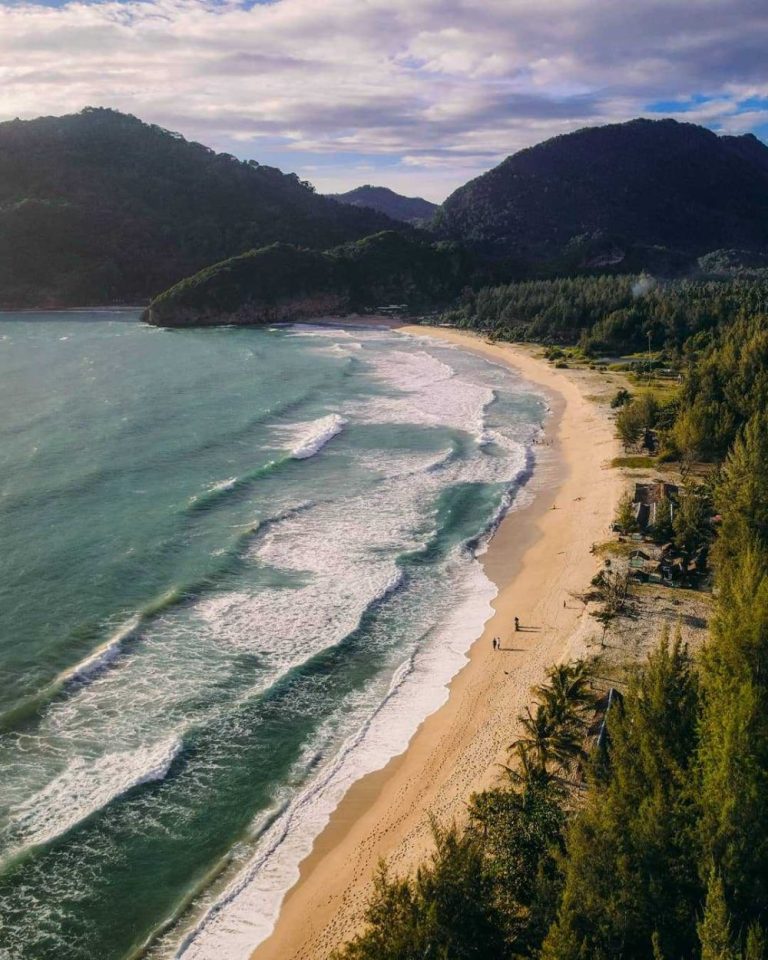 Menjelajahi Surga Pantai di Aceh: 10 Destinasi Pantai yang Wajib Dikunjungi