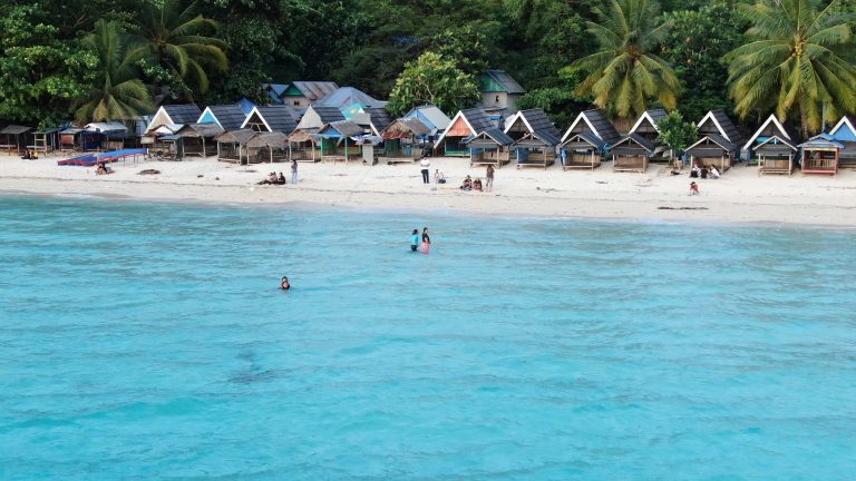 7 Pantai Terindah di Sulawesi Tenggara yang Wajib Dikunjungi untuk Menikmati Pesona Lautan Tropis