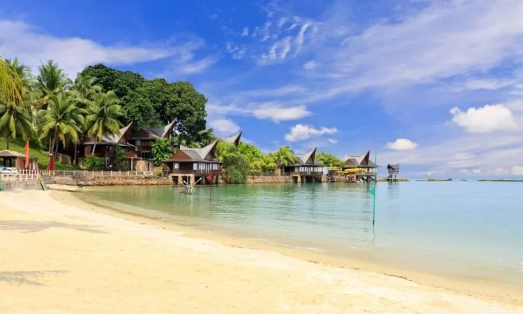 Melihat Keindahan Lautan di Riau: Menyusuri 7 Pantai Menakjubkan!