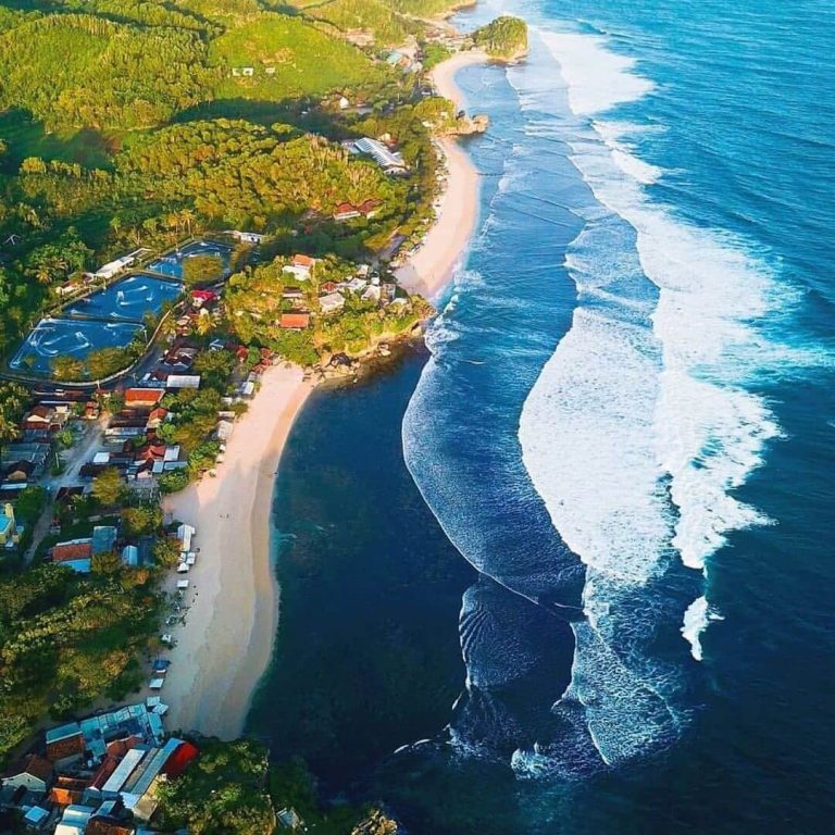 Mengarungi Ombak Pantai di Yogyakarta: 7 Tempat Pantai yang Wajib Dikunjungi