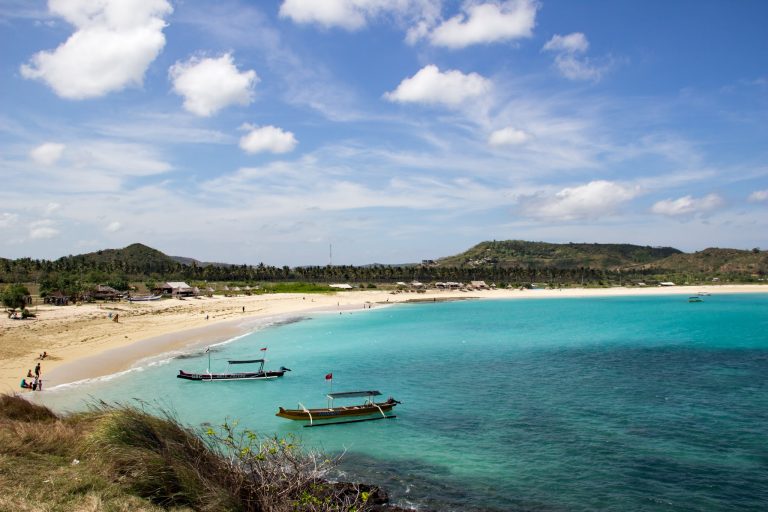Jelajahi Keindahan 5 Pantai dengan Garis Pantai yang Memukau di Indonesia