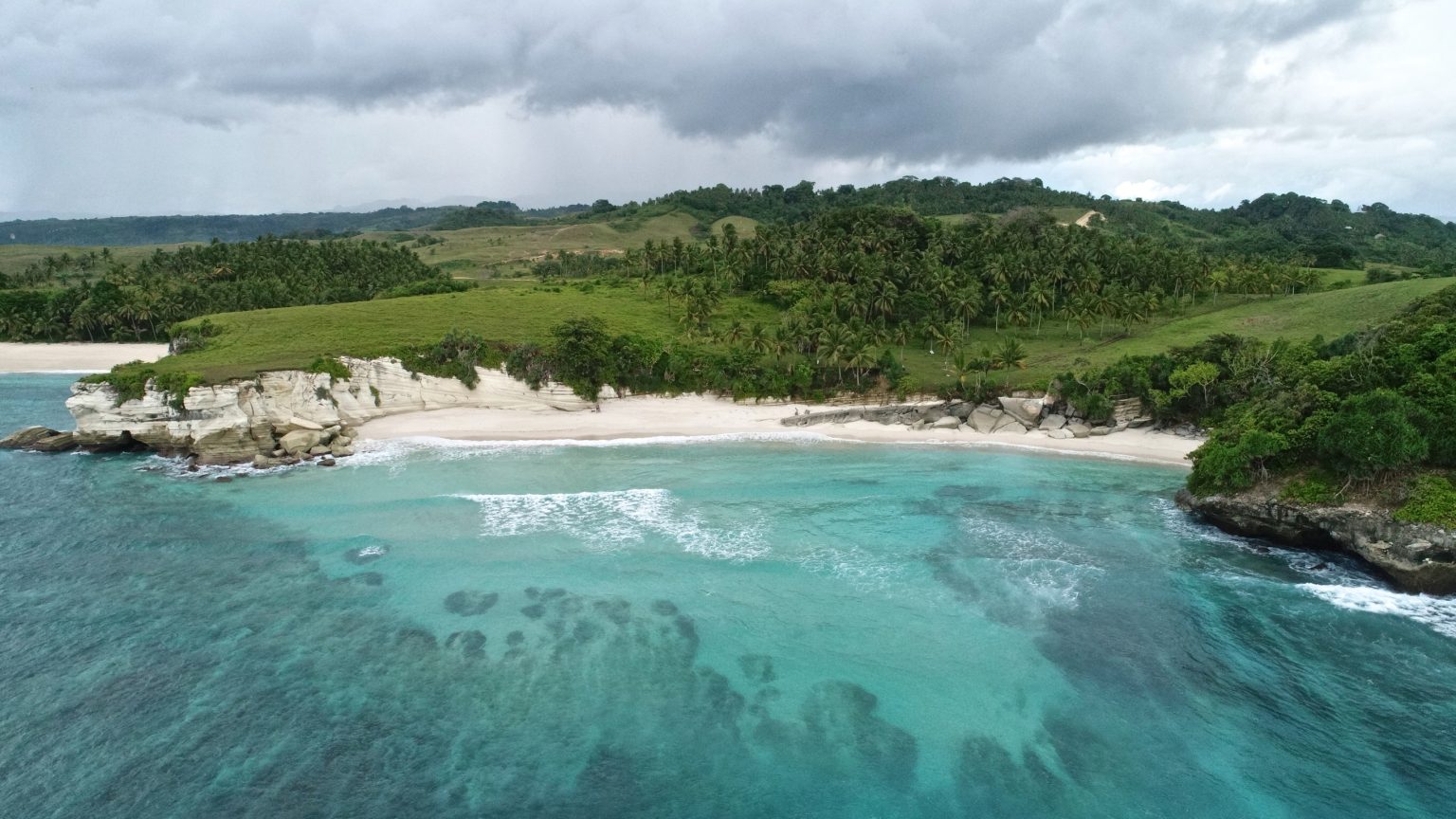 Pesona Pantai di Sumba: Menikmati Keindahan Pasir Putih dan Birunya ...