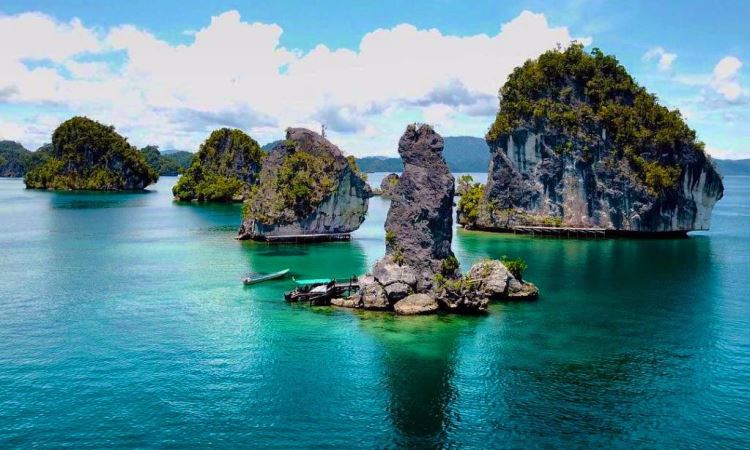 Jelajahi Keindahan Alam Raja Ampat: 8 Destinasi Wisata Terbaik Selain Pulau