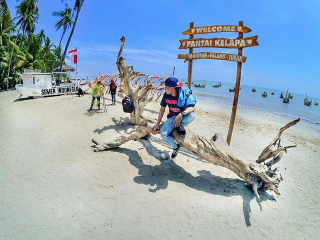 Pantai Kelapa Tuban, Ikon Wisata Tuban Yang Tidak Pernah Sepi Pengunjung