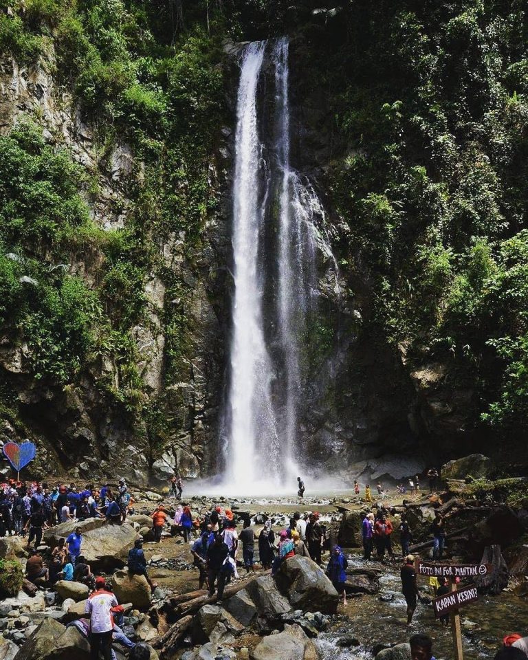 Keindahan Alam yang Memukau: Eksplorasi Air Terjun di Gorontalo