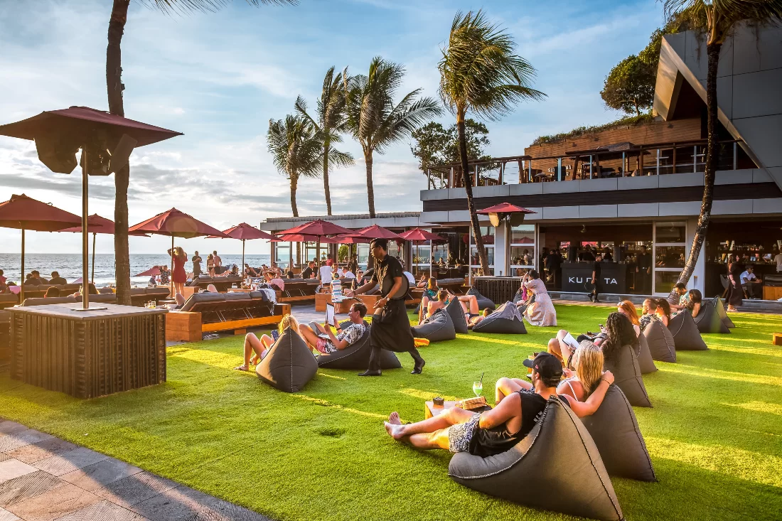Nikmati Suasana Beach Club yang Mewah di Ku De Ta Bali