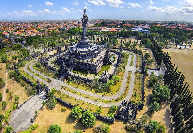 Melangkah ke Masa Lalu: 7 Monumen Bersejarah Indonesia yang Menggetarkan Jiwa
