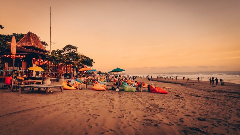 Menikmati Keindahan Pantai Double Six: Pesona Alam yang Menawan di Bali