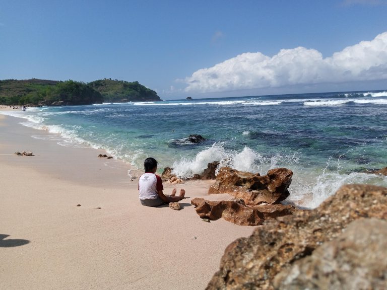 5 Pantai dengan Nama Teraneh yang Mengundang Petualangan di Indonesia