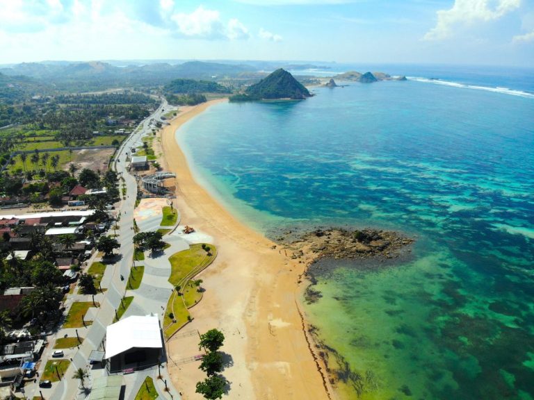 Menikmati Keindahan Pantai di Lombok: Destinasi Wisata Pantai yang Wajib Dikunjungi”