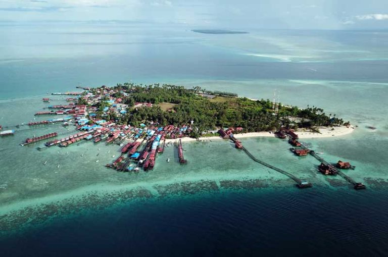5 Pulau Kecil Anti Mainstream yang Menawarkan Pesona Wisata yang Menakjubkan di Indonesia