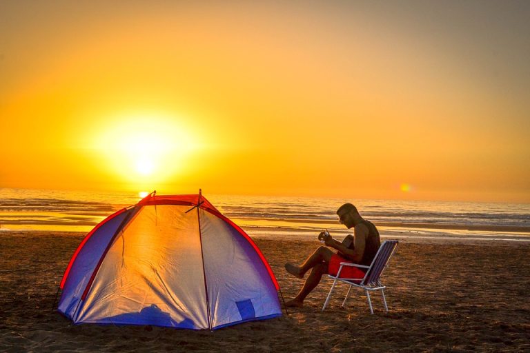 10 Barang Penting untuk Membeli Ketika Berkemah di Pantai untuk Para Backpacker