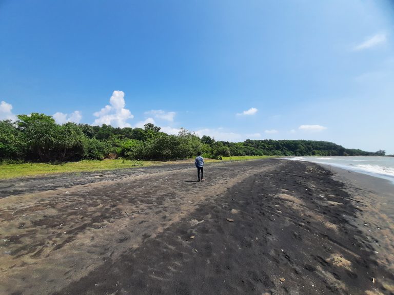 Pantai Banyutowo Wonogiri Keunikan Air Tawar dan Karst yang Memukau