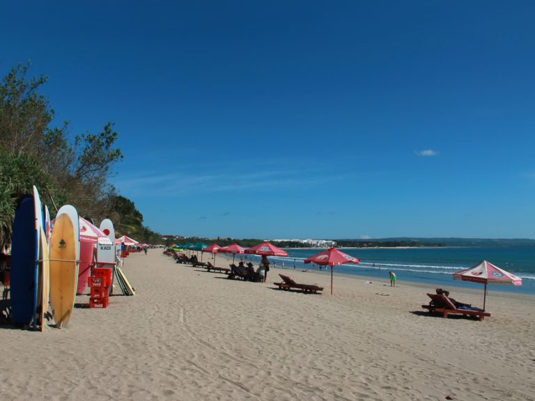 Pantai Kuta: Wisata Bahari yang Menawarkan Beragam Aktivitas Seru