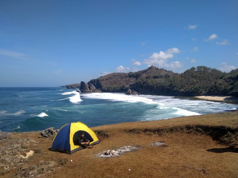 Pantai Widodaren, Pantai Favorit Para Camper Yang Tenang