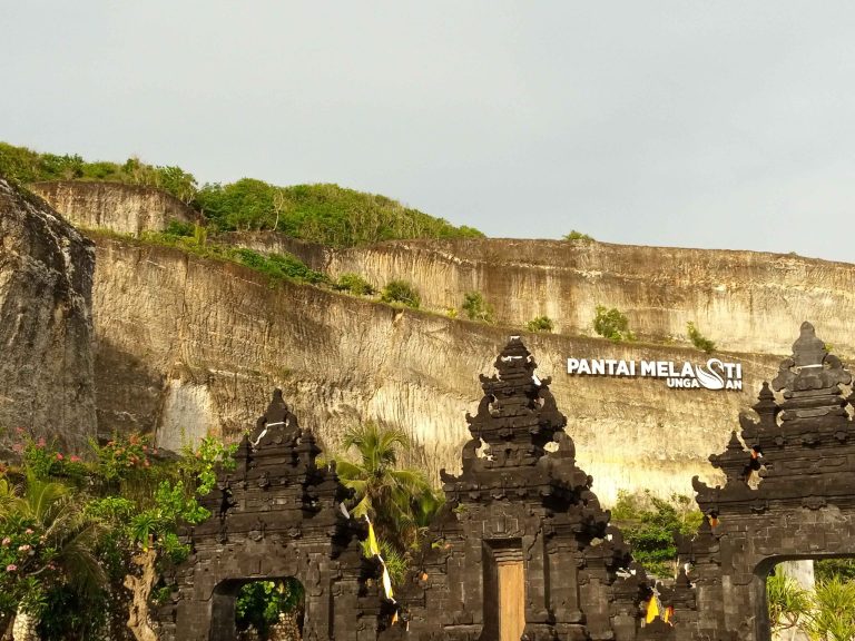 Keindahan Pantai Berpadu dengan Tebing Memukau Di Bali